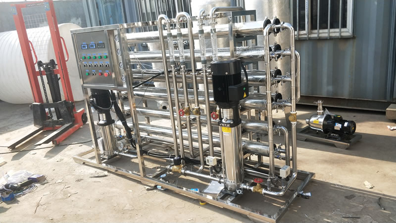 唐山一家日本企業上的2噸反滲透純凈水設備，工廠生產車間對電子設備沖洗用水